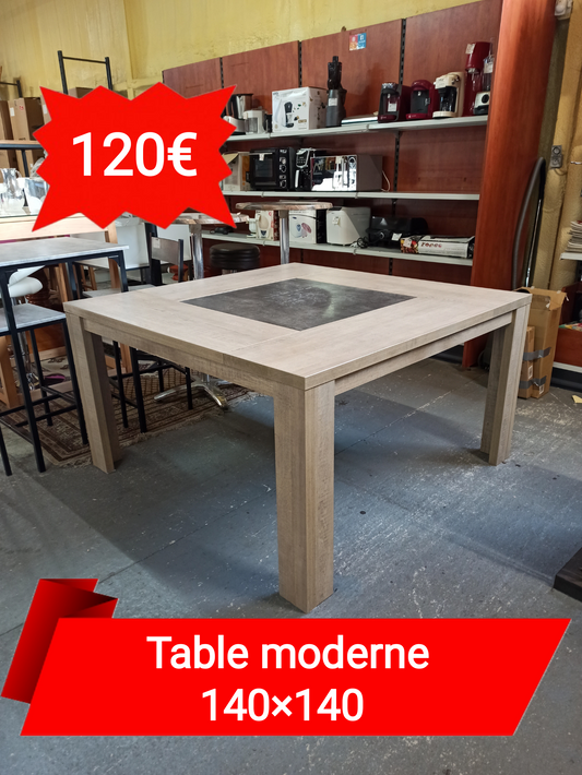 Table carrée moderne